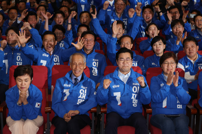 ▲더불어민주당 윤여준, 박찬대 상임 총괄선대위원장을 비롯한 공동선대위원장들이 3일 서울 여의도 국회 의원회관에 마련된 제21대 대통령선거 개표 상황실에서 출구조사 결과 발표가 나오자 기뻐하고 있다.  2025.6.3  [국회사진기자단] (연합뉴스)