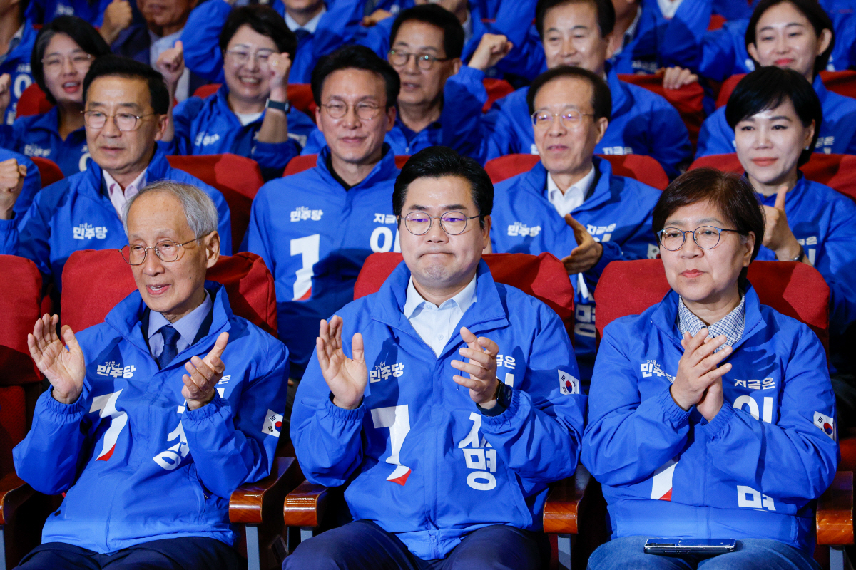 ▲더불어민주당 윤여준, 박찬대 상임 총괄선대위원장, 정은경 총괄선대위원장이 3일 서울 여의도 국회 의원회관에 마련된 제21대 대통령선거 개표상황실에서 출구조사 결과 발표가 나오자 기뻐하고 있다. 연합뉴스