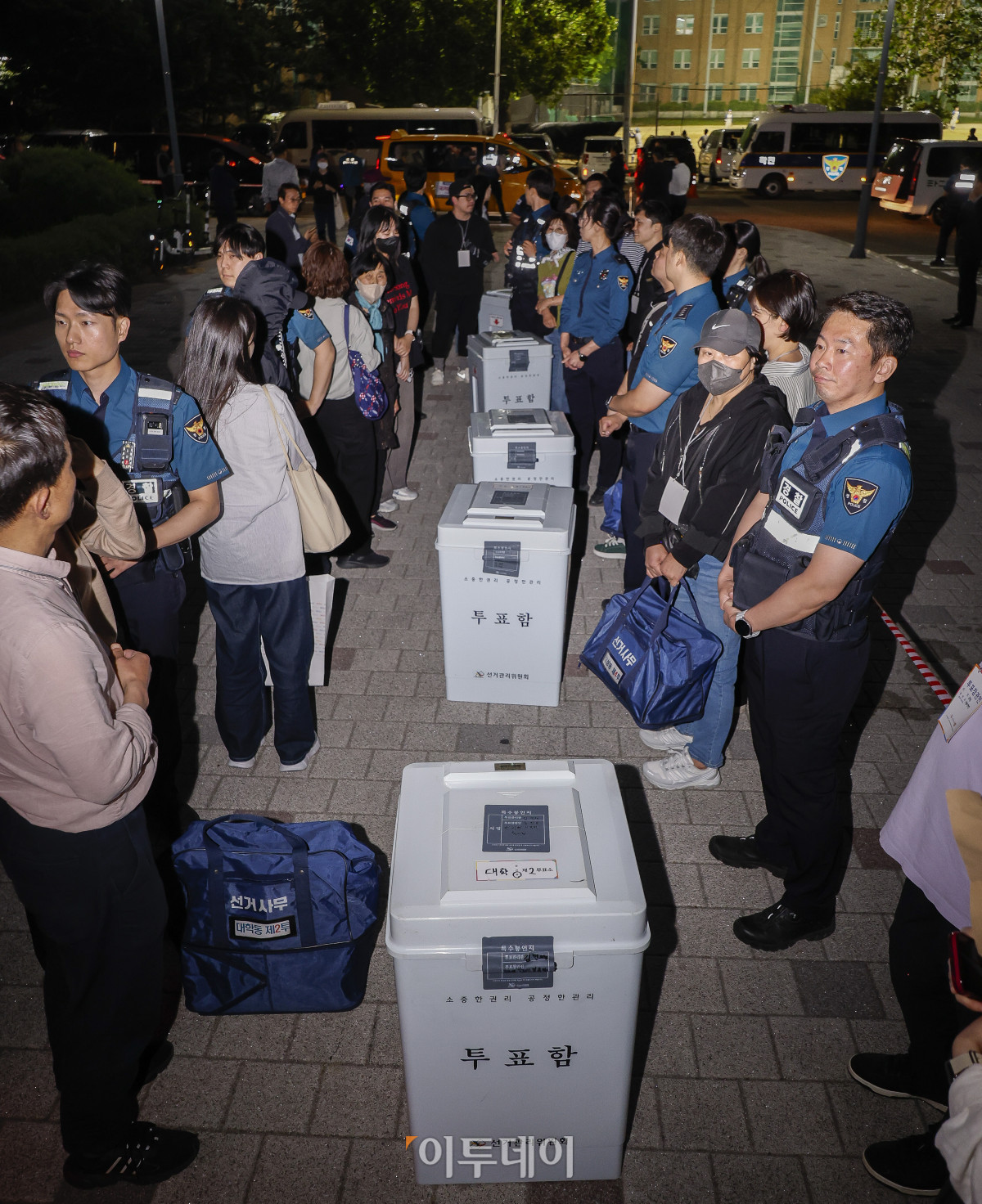 ▲제21대 대통령선거일인 3일 서울 관악구 서울대학교 종합체육관에 마련된 개표소에서 개표사무원들이 투표함을 옮기기 위해 대기하고 있다. 조현호 기자 hyunho@