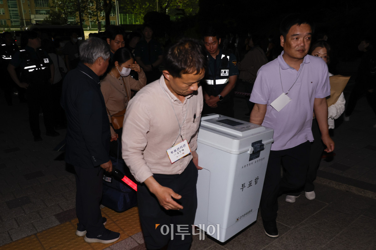 ▲제21대 대통령선거일인 3일 서울 관악구 서울대학교 종합체육관에 마련된 개표소에서 개표사무원들이 투표함을 옮기고 있다. 조현호 기자 hyunho@