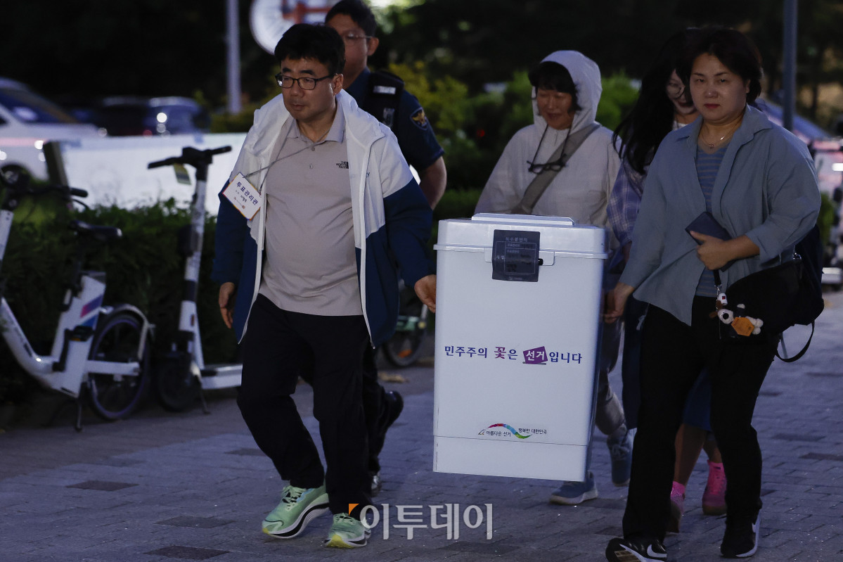 ▲제21대 대통령선거일인 3일 서울 관악구 서울대학교 종합체육관에 마련된 개표소에서 개표사무원들이 투표함을 옮기고 있다. 조현호 기자 hyunho@