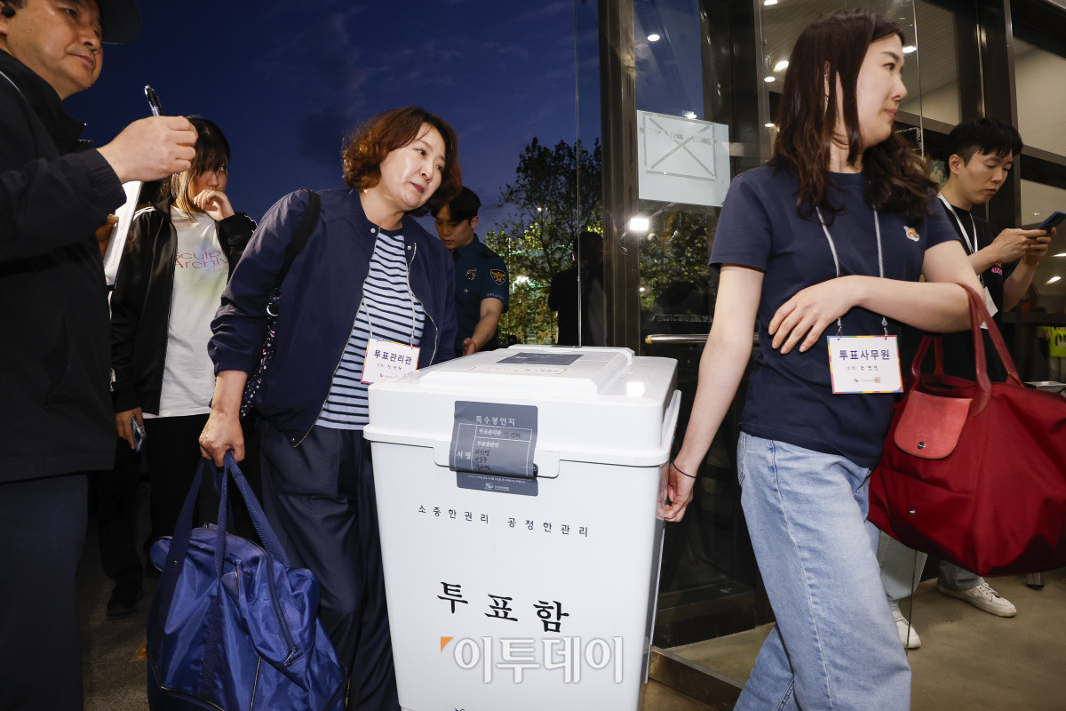 ▲제21대 대통령선거일인 3일 서울 관악구 서울대학교 종합체육관에 마련된 개표소에서 개표사무원들이 투표함을 옮기고 있다. 조현호 기자 hyunho@