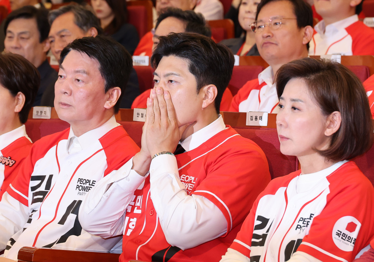 ▲국민의힘 김용태 비상대책위원장이 3일 서울 여의도 국회도서관에 마련된 국민의힘 제21대 대통령선거 개표상황실에서 방송사 출구조사 결과를 지켜보고 있다. 2025.6.3 (연합뉴스)