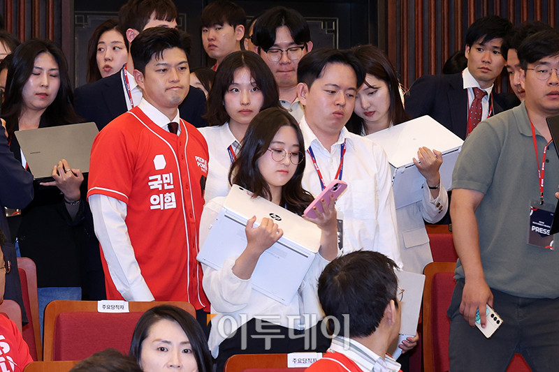 ▲김용태 국민의힘 비상대책위원장이 9일 서울 여의도 국회 도서관에 마련된 국민의힘 개표 상황실에서 제21대 대통련 선거 방송3사 출구조사 결과를 지켜 본 뒤 취재진과 함께 퇴장하고 있다. 고이란 기자 photoeran@