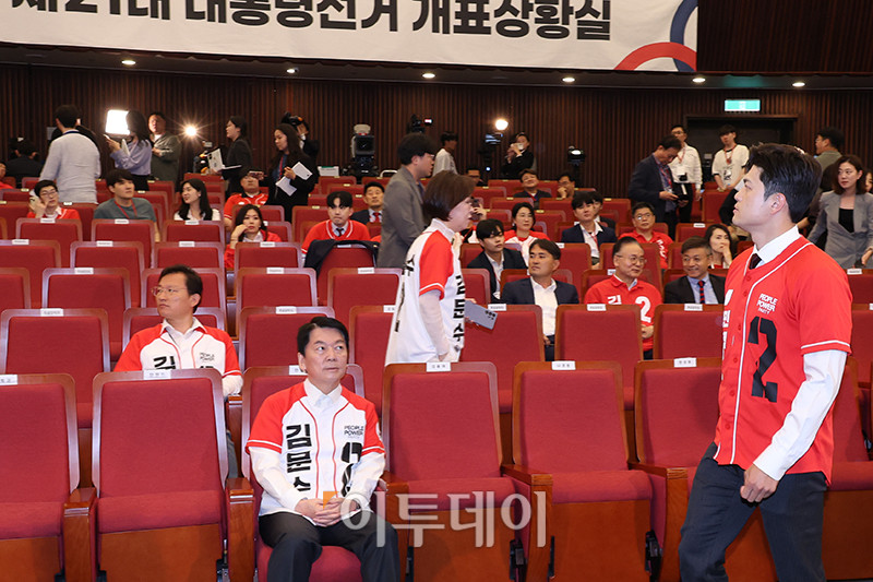 ▲김용태 국민의힘 비상대책위원장이 9일 서울 여의도 국회 도서관에 마련된 국민의힘 개표 상황실에서 제21대 대통련 선거 방송3사 출구조사 결과를 지켜 본 뒤 퇴장하고 있다. 왼쪽은 안철수 공동선대위원장. 고이란 기자 photoeran@