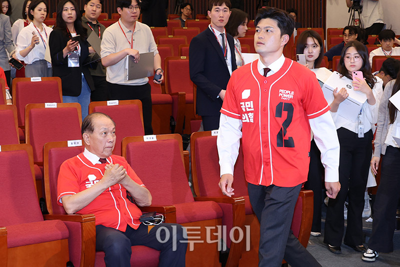 ▲김용태 국민의힘 비상대책위원장이 9일 서울 여의도 국회 도서관에 마련된 국민의힘 개표 상황실에서 제21대 대통련 선거 방송3사 출구조사 결과를 지켜 본 뒤 퇴장하고 있다. 왼쪽은 황우여 공동선대위원장. 고이란 기자 photoeran@