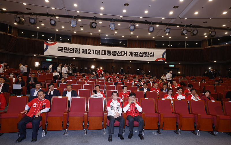 ▲국민의힘 이정현(앞줄 왼쪽부터) 공동선대위원장, 안철수 공동선대위원장, 김용태 비상대책위원장 등 당 지도부가 9일 서울 여의도 국회 도서관에 마련된 국민의힘 개표 상황실에서 제21대 대통련 선거 방송3사 출구조사 결과를 지켜 본 뒤 자리를 지키고 있다.