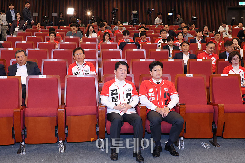 ▲김용태 (앞줄 오릉쪽) 국민의힘 비상대책위원장과 안철수 공동선대위원장이  9일 서울 여의도 국회 도서관에 마련된 국민의힘 개표 상황실에서 제21대 대통련 선거 방송3사 출구조사 결과를 지켜 본 뒤 자리를 지키고 있다. 고이란 기자 photoeran@