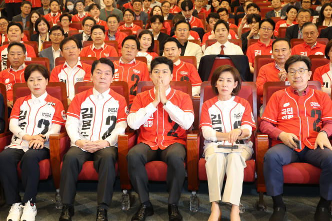 ▲국민의힘 김용태 비상대책위원장, 안철수, 나경원 의원 등이 3일 서울 여의도 국회도서관에 마련된 국민의힘 제21대 대통령선거 개표상황실에서 방송사 출구조사 결과를 지켜보고 있다. 2025.6.3 [공동취재] (연합뉴스)