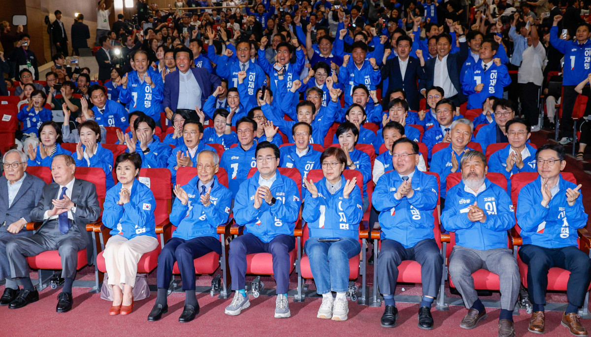 ▲제21대 대통령 선거일인 3일 서울 여의도 국회 의원회관에 마련된 더불어민주당 개표상황실에서 윤여준·박찬대 민주당 상임총괄선거대책위원장 등이 방송사 출구조사 결과를 보며 환호하고 있다. 신태현 기자 holjjak@