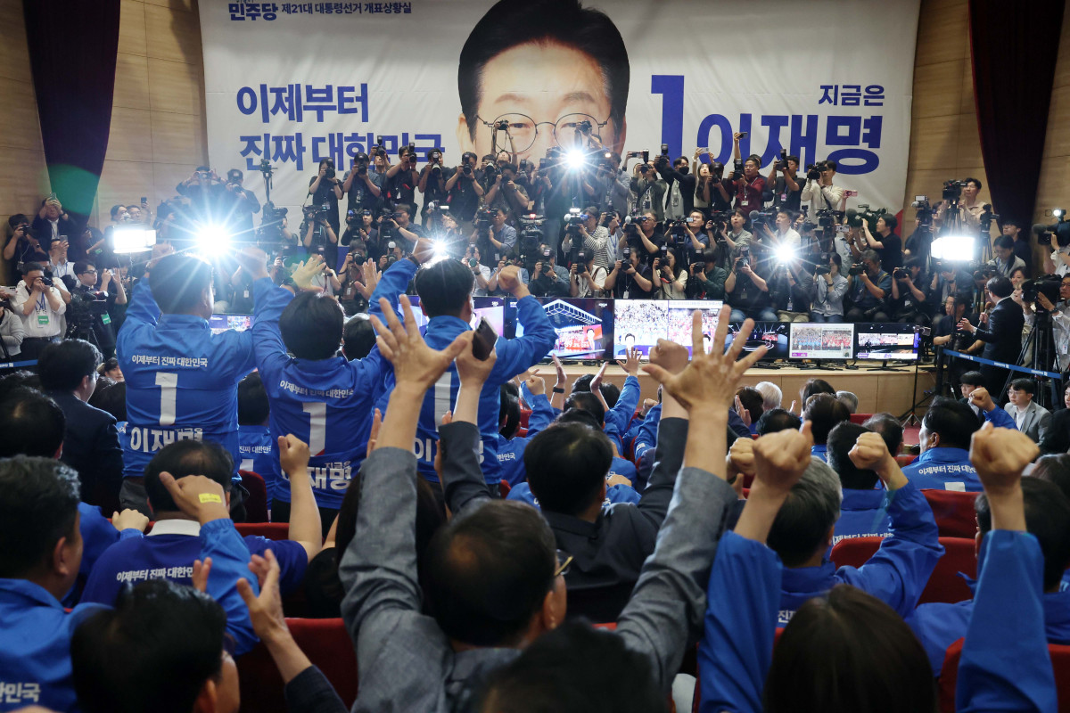 ▲이재명 더불어민주당 대선후보의 선거상황실이 차려진 국회의원회관 대회의실에서 출구조사 결과가 이 후보의 우위로 나타나자 당직자들이 환호 하고 있다. 신태현 기자 holjjak@