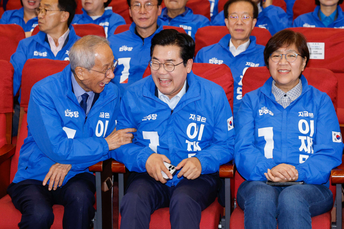 ▲제21대 대통령 선거일인 3일 서울 여의도 국회 의원회관에 마련된 더불어민주당 개표상황실에서 윤여준·박찬대 민주당 상임총괄선거대책위원장 등이 방송사 출구조사 결과를 보며 환호하고 있다. 신태현 기자 holjjak@