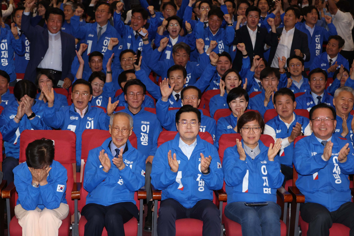 ▲제21대 대통령 선거일인 3일 서울 여의도 국회 의원회관에 마련된 더불어민주당 개표상황실에서 윤여준·박찬대 민주당 상임총괄선거대책위원장 등이 방송사 출구조사 결과를 보며 환호하고 있다. 신태현 기자 holjjak@