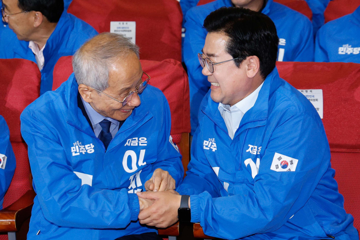 ▲박찬대, 윤여준 더불어민주당 상임총괄선대위원장 등이 3일 오후 서울 여의도 국회의원회관 개표상황실에서 제21대 대통령선거 이재명 대통령 후보 51.7% 출구조사 결과에 악수하고 있다. 신태현 기자 holjjak@