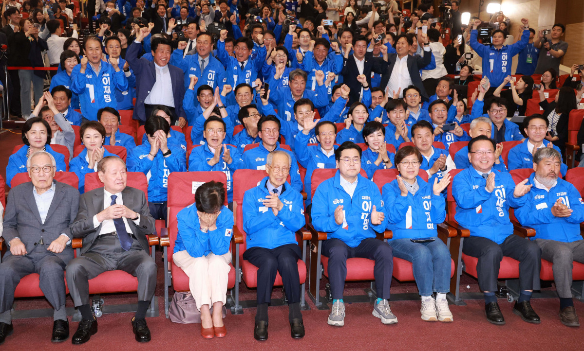 ▲제21대 대통령 선거일인 3일 서울 여의도 국회 의원회관에 마련된 더불어민주당 개표상황실에서 윤여준·박찬대 민주당 상임총괄선거대책위원장 등이 방송사 출구조사 결과를 보며 환호하고 있다. 신태현 기자 holjjak@