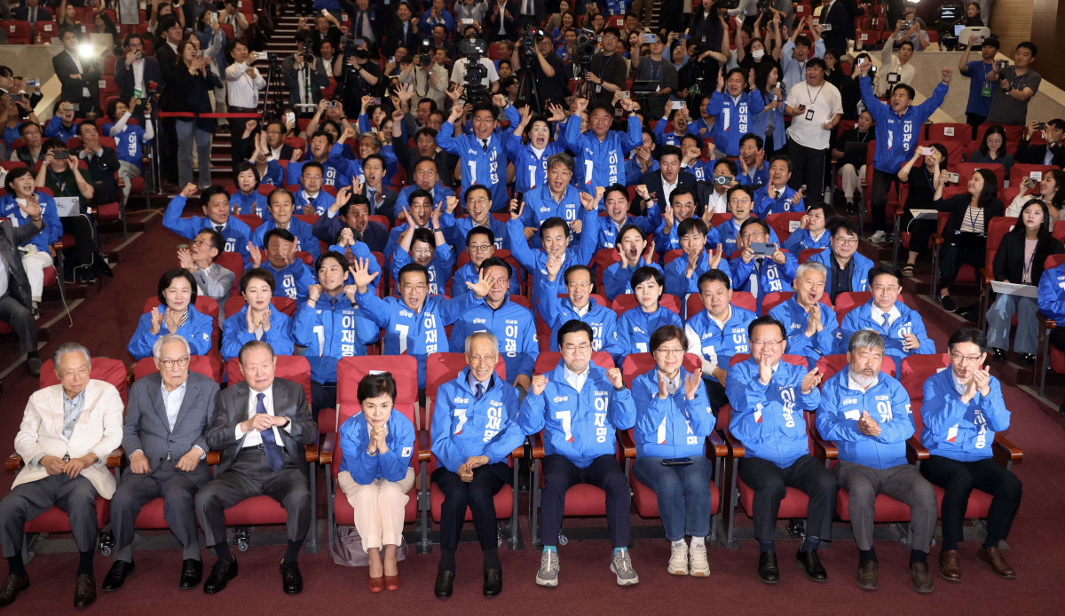 ▲제21대 대통령 선거일인 3일 서울 여의도 국회 의원회관에 마련된 더불어민주당 개표상황실에서 윤여준·박찬대 민주당 상임총괄선거대책위원장 등이 방송사 출구조사 결과를 보며 환호하고 있다. 신태현 기자 holjjak@