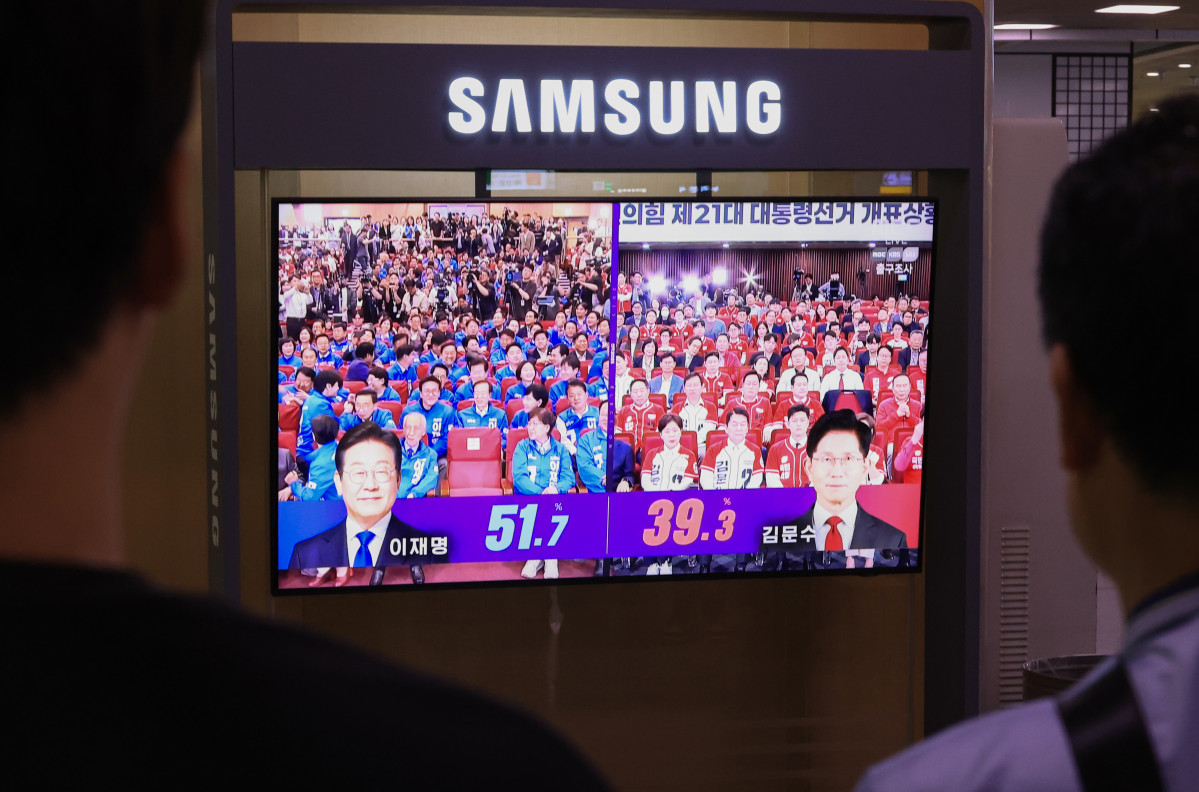 ▲제21대 대통령선거가 치러진 3일 서울역 대합실에서 시민들이 TV를 통해 선거 출구조사 결과 발표 방송을 지켜보고 있다. 2025.6.3 (연합뉴스)