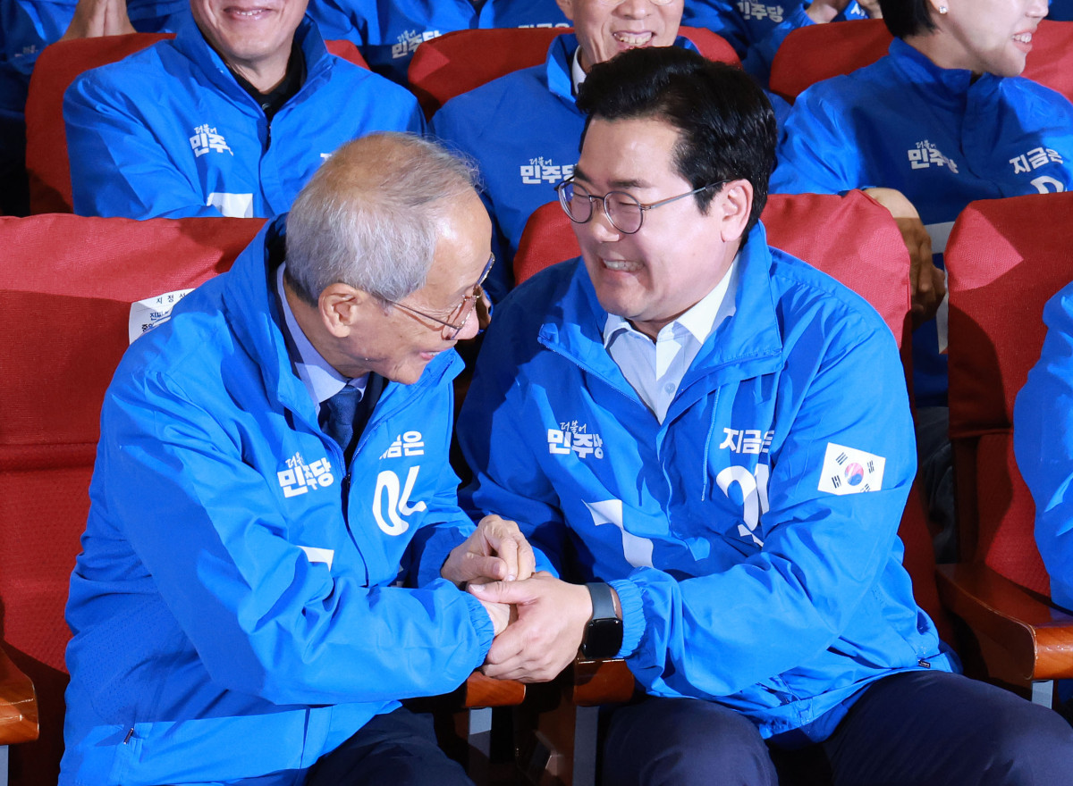 ▲더불어민주당 윤여준, 박찬대 상임총괄선대위원장이 3일 국회의원회관 개표상황실에서 제21대 대통령선거 지상파 출구조사 결과에서 이재명 후보가 51.7%로 앞서는 것으로 발표되자 기뻐하며 악수하고 있다.  (연합뉴스)