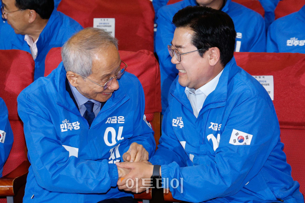 ▲박찬대, 윤여준 더불어민주당 상임총괄선대위원장 등이 3일 오후 서울 여의도 국회의원회관 개표상황실에서 제21대 대통령선거 이재명 대통령 후보 51.7% 출구조사 결과에 악수하고 있다. 사진=신태현 기자 holjjak@