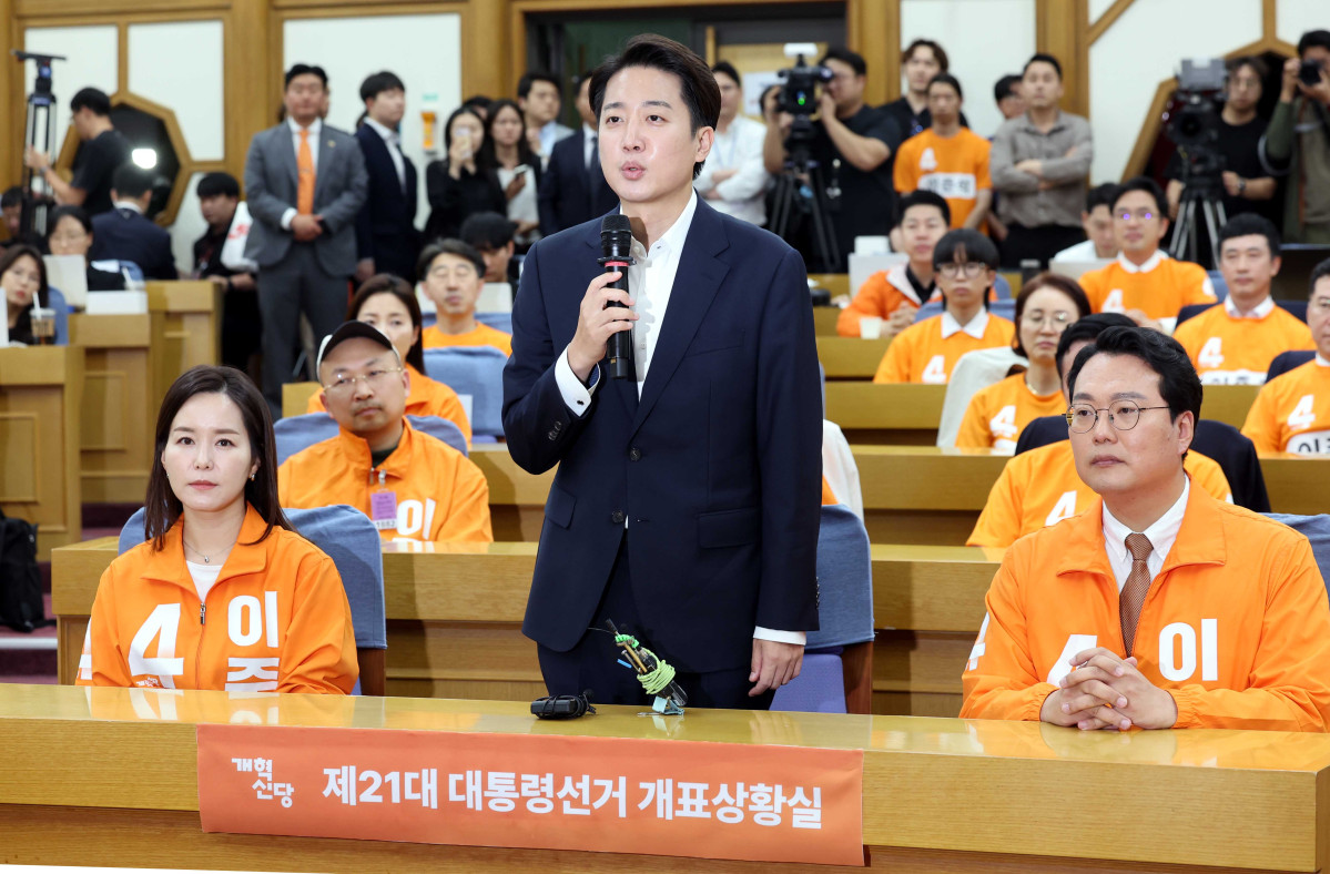 ▲이준석 개혁신당 대선후보가 3일 서울 여의도 국회 의원회관에 마련된 제21대 대통령선거 개표상황실을 방문해 입장을 밝히고 있다. (사진제공=뉴시스)