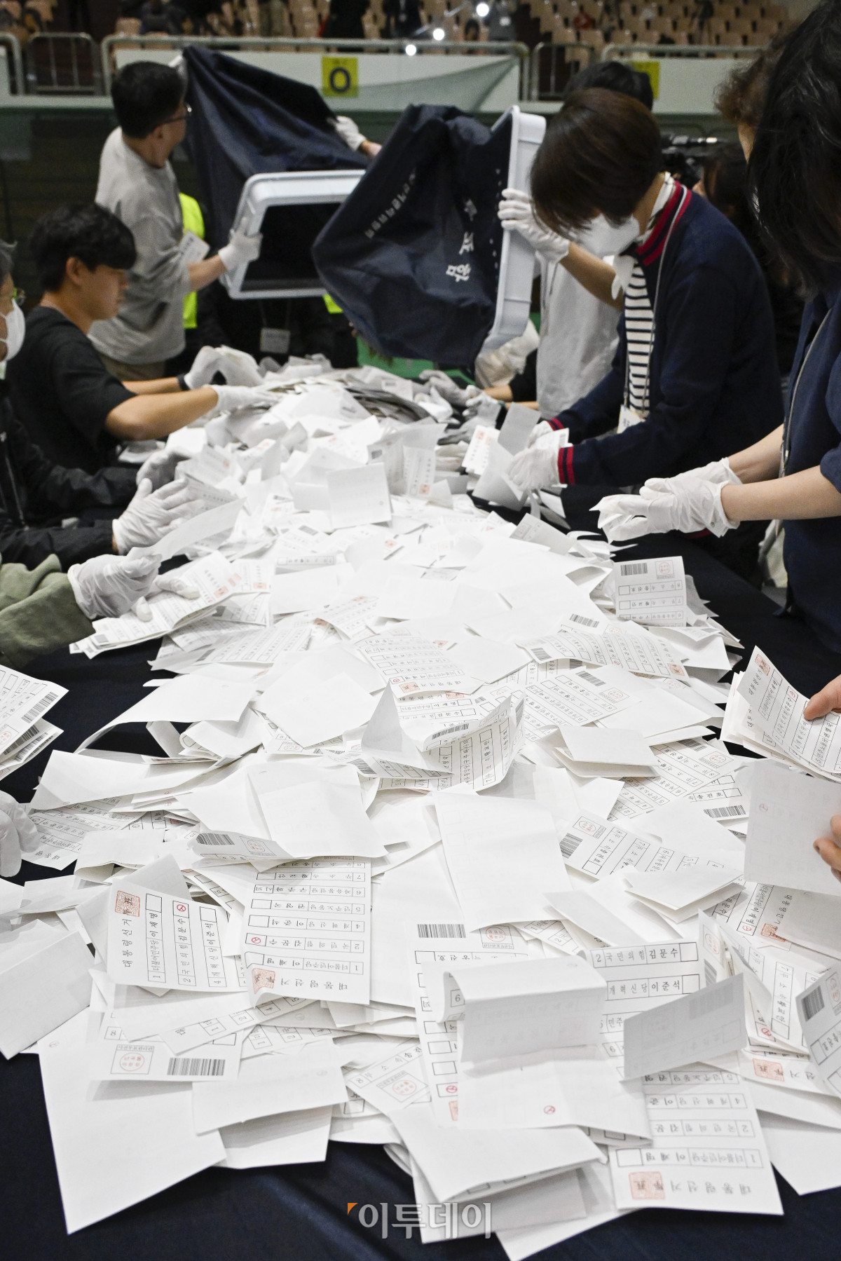 ▲제21대 대통령선거일인 3일 서울 관악구 서울대학교 종합체육관에 마련된 개표소에서 개표사무원들이 개표작업을 하고 있다. 조현호 기자 hyunho@