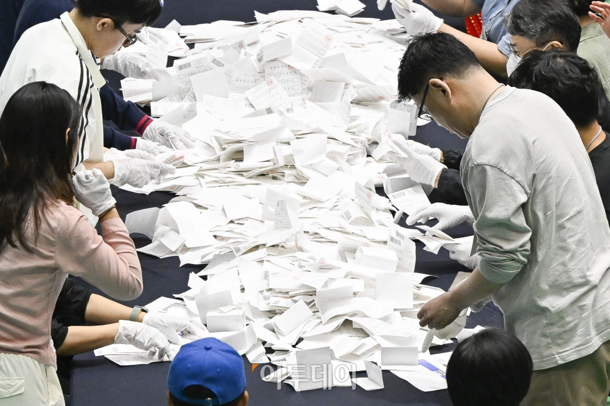 ▲제21대 대통령선거일인 3일 서울 관악구 서울대학교 종합체육관에 마련된 개표소에서 개표사무원들이 개표작업을 하고 있다. 조현호 기자 hyunho@