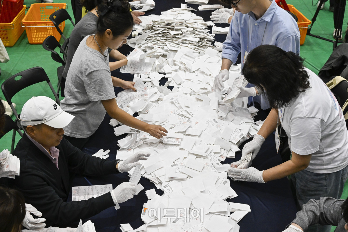 ▲제21대 대통령선거일인 3일 서울 관악구 서울대학교 종합체육관에 마련된 개표소에서 개표사무원들이 개표작업을 하고 있다. 조현호 기자 hyunho@