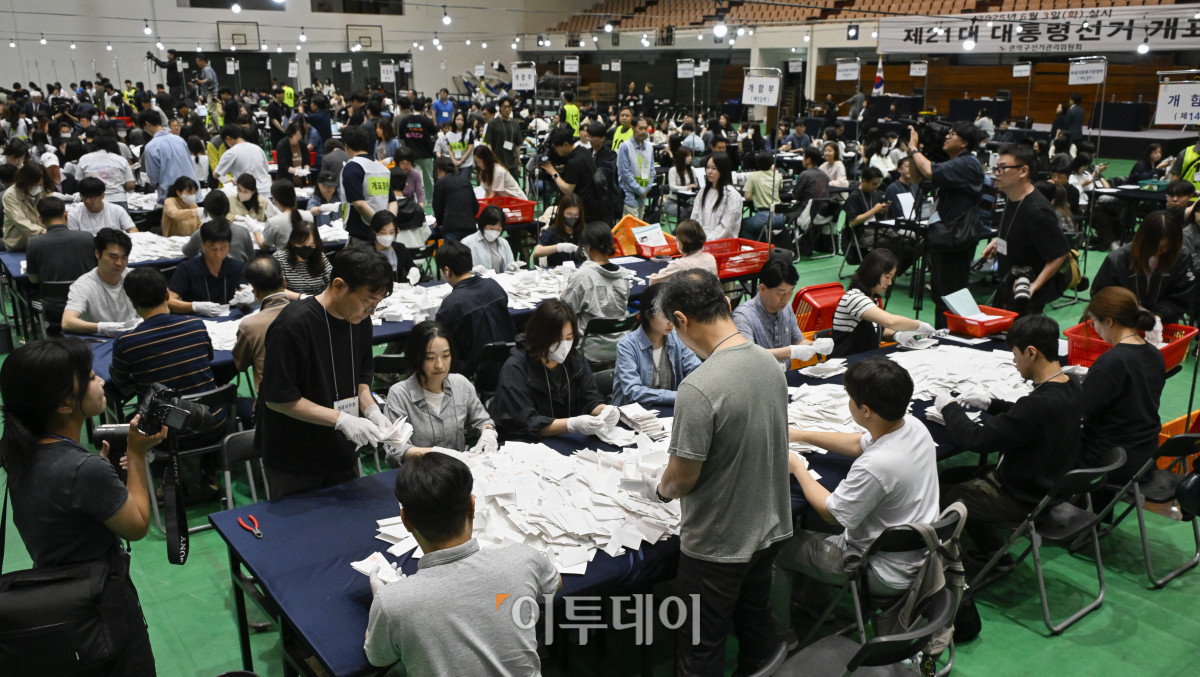 ▲제21대 대통령선거일인 3일 서울 관악구 서울대학교 종합체육관에 마련된 개표소에서 개표사무원들이 개표작업을 하고 있다. 조현호 기자 hyunho@