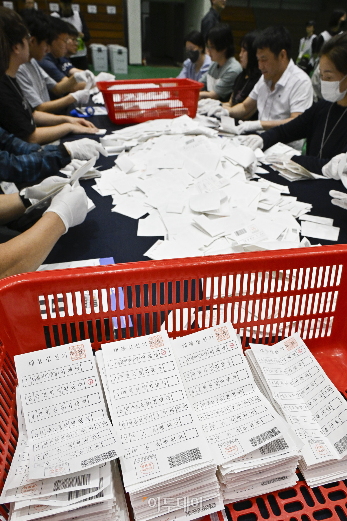 ▲제21대 대통령선거일인 3일 서울 관악구 서울대학교 종합체육관에 마련된 개표소에서 개표사무원들이 개표작업을 하고 있다. 조현호 기자 hyunho@