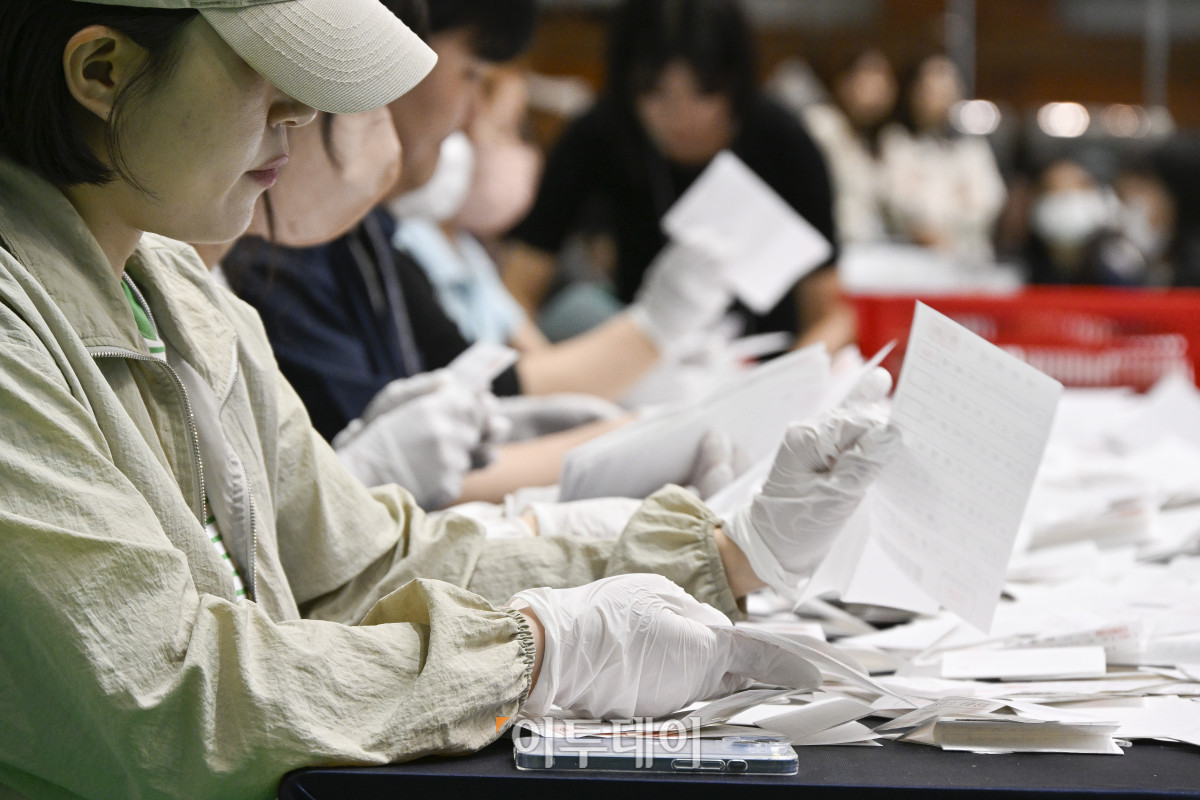 ▲제21대 대통령선거일인 3일 서울 관악구 서울대학교 종합체육관에 마련된 개표소에서 개표사무원들이 개표작업을 하고 있다. 조현호 기자 hyunho@