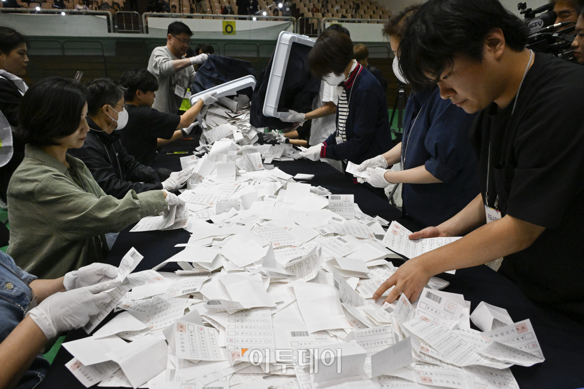 ▲제21대 대통령선거일인 3일 서울 관악구 서울대학교 종합체육관에 마련된 개표소에서 개표사무원들이 개표작업을 하고 있다. 조현호 기자 hyunho@