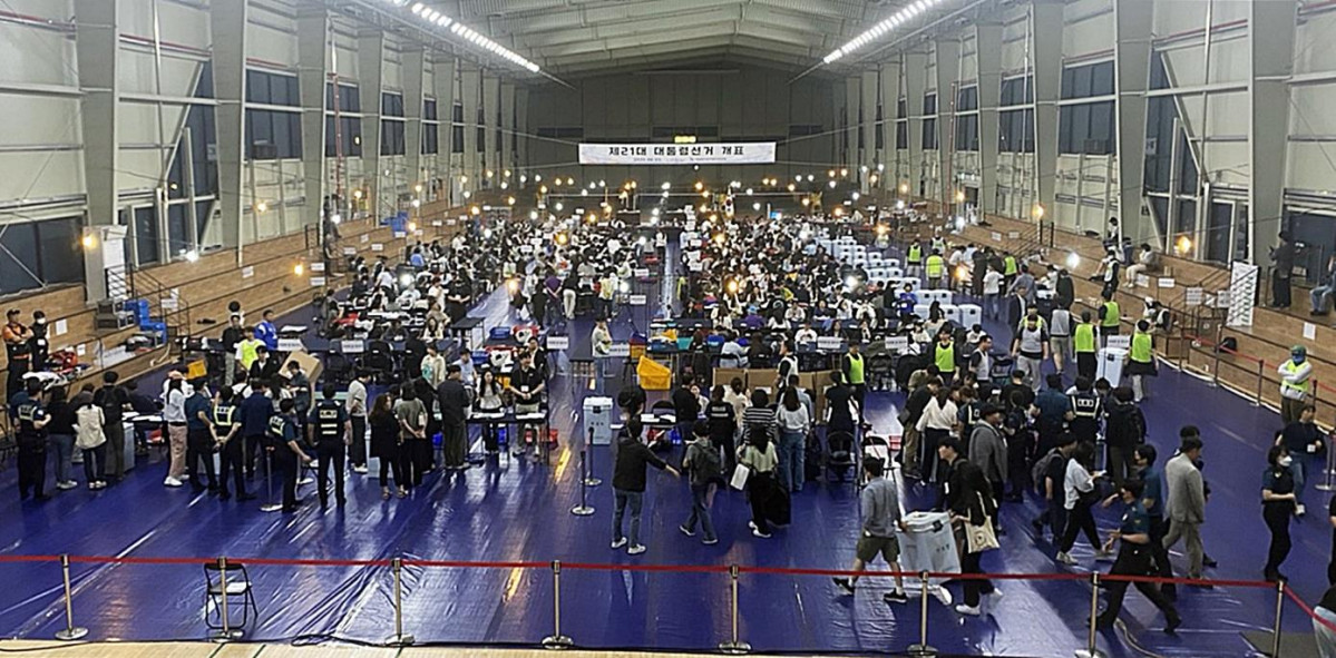 ▲ 제21대 대통령선거 투표가 끝난 3일 저녁 경기 의정부시 신곡 실내 배드민턴장에 마련된 개표장에 투표함이 옮겨지고 있다. (연합뉴스)