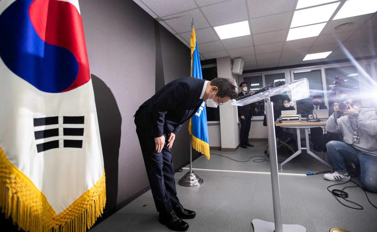 ▲이재명 더불어민주당 대선 후보가 2022년 3월 10일 새벽 서울 여의도 중앙당사에서 대선 패배 승복 기자회견에서 인사를 하고 있다. (공동취재사진) (사진=뉴시스)