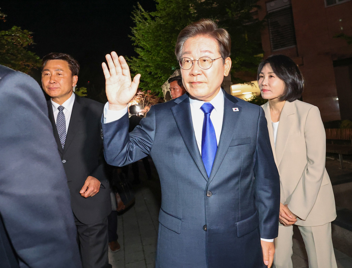 ▲제21대 대통령 선거에서 당선이 확실시되는 더불어민주당 이재명 후보가 3일 밤 인천 계양구 자택을 나선 뒤 주민과 지지자들을 향해 인사하며 이동하고 있다. 2025.6.3 (연합뉴스)