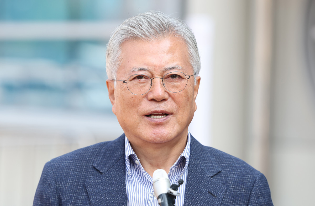 ▲문재인 전 대통령이 21대 대선 사전투표 첫날인 29일 오전 경남 양산시 하북면 주민자치센터에 마련된 사전투표소에서 투표 후 취재진과 인터뷰하고 있다.     2025.5.29 (연합뉴스)