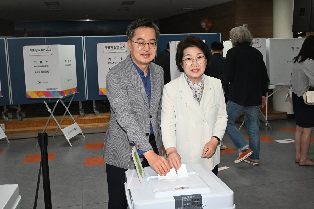 ▲제21대 대통령선거 사전투표 첫날인 29일 경기도 수원시 영통구 광교1동 행정복지센터에 마련된 투표소에서 김동연 경기도지사와 부인 정우영 여사가 투표하고 있다. 2025.5.29 (연합뉴스)