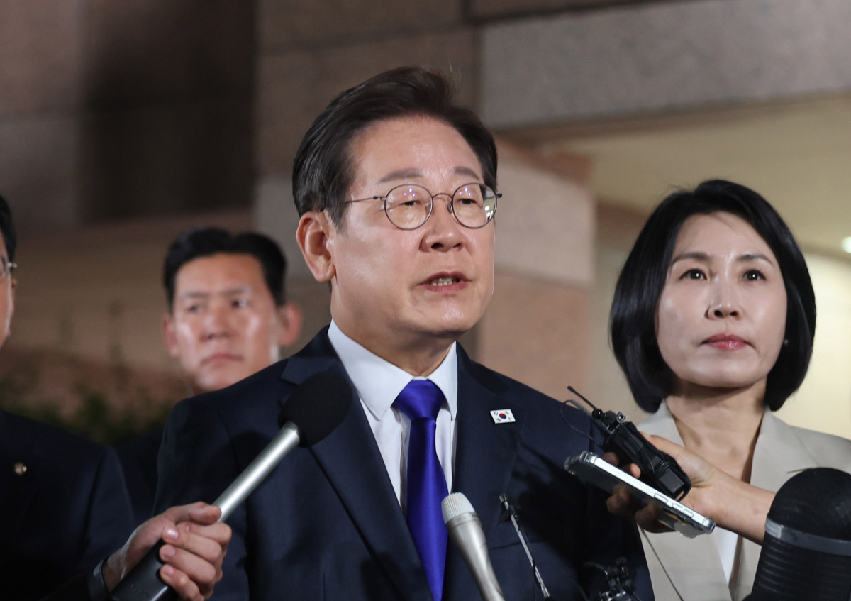 ▲이재명 더불어민주당 대선 후보가 4일 밤 인천 계양구 자택을 나서며 지지자들에게 인사말을 하고 있다. 2025.06.04. (뉴시스)