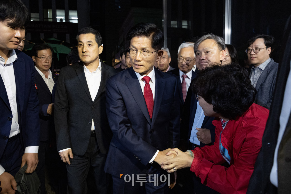 ▲제21대 대통령 선거에서 이재명 더불어민주당 대선 후보의 당선이 확실시된 4일 새벽 김문수 국민의힘 대선후보가 기자회견을 하기 위해 서울 여의도 국민의힘 중앙당사로 들어서고 있다. 고이란 기자 photoeran@