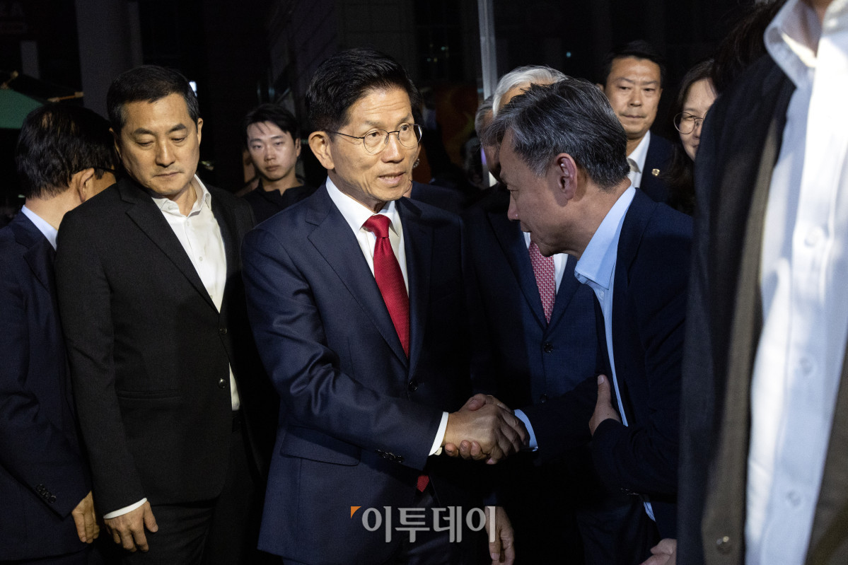 ▲제21대 대통령 선거에서 이재명 더불어민주당 대선 후보의 당선이 확실시된 4일 새벽 김문수 국민의힘 대선후보가 기자회견을 하기 위해 서울 여의도 국민의힘 중앙당사로 들어서고 있다. 고이란 기자 photoeran@