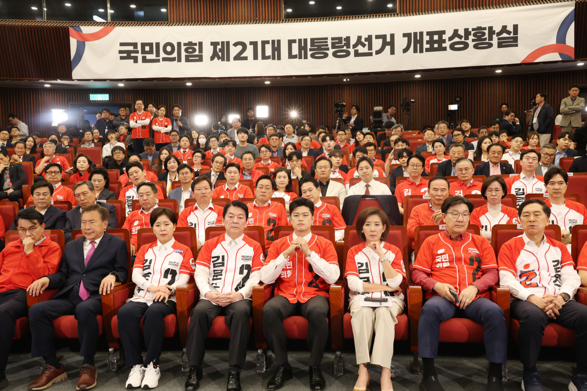 ▲국민의힘 김용태 비상대책위원장, 안철수, 나경원 의원 등이 3일 서울 여의도 국회도서관에 마련된 국민의힘 제21대 대통령선거 개표상황실에서 방송사 출구조사 결과를 지켜보고 있다. (연합뉴스)