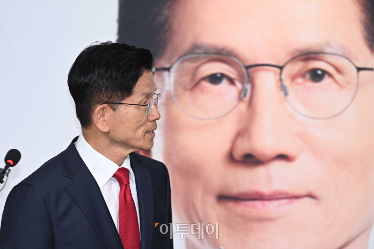 ▲제21대 대통령 선거에서 이재명 더불어민주당 대선 후보의 당선이 확실시된 4일 새벽 김문수 국민의힘 대선후보가 서울 여의도 국민의힘 중앙당사에서 대선 패배 승복 기자회견을 하고 있다. 이 자리에서 김 후보는 "국민의 선택을 겸허하게 받아들이겠다"며 "이재명 후보님, 축하드린다"고 말했다. 고이란 기자 photoeran@