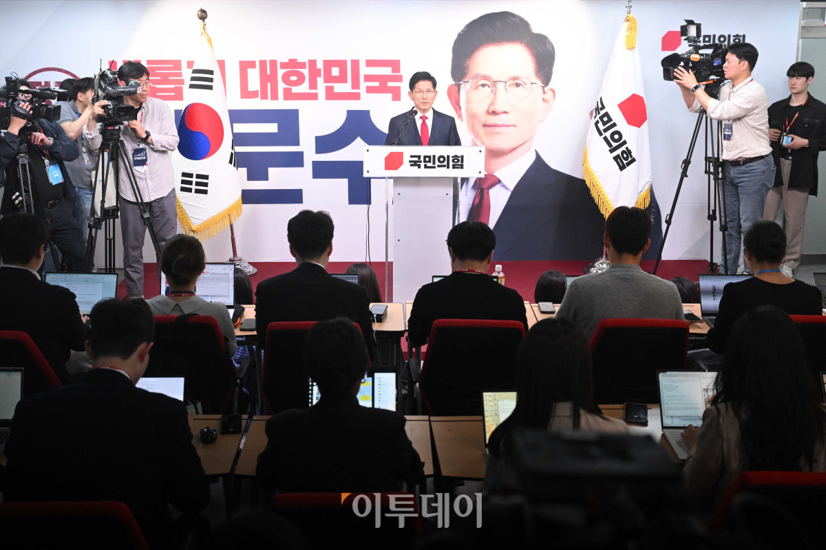 ▲제21대 대통령 선거에서 이재명 더불어민주당 대선 후보의 당선이 확실시된 4일 새벽 김문수 국민의힘 대선후보가 서울 여의도 국민의힘 중앙당사에서 대선 패배 승복 기자회견을 하고 있다. 이 자리에서 김 후보는 "국민의 선택을 겸허하게 받아들이겠다"며 "이재명 후보님, 축하드린다"고 말했다. 고이란 기자 photoeran@