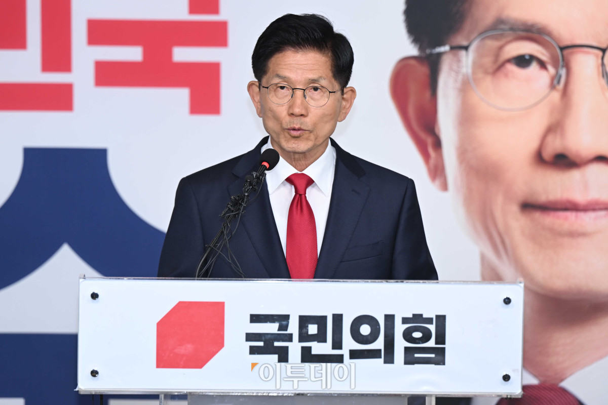 ▲제21대 대통령 선거에서 이재명 더불어민주당 대선 후보의 당선이 확실시된 4일 새벽 김문수 국민의힘 대선후보가 서울 여의도 국민의힘 중앙당사에서 대선 패배 승복 기자회견을 하고 있다. 이 자리에서 김 후보는 "국민의 선택을 겸허하게 받아들이겠다"며 "이재명 후보님, 축하드린다"고 말했다. 고이란 기자 photoeran@