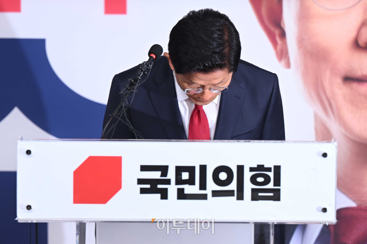 ▲제21대 대통령 선거에서 이재명 더불어민주당 대선 후보의 당선이 확실시된 4일 새벽 김문수 국민의힘 대선후보가 서울 여의도 국민의힘 중앙당사에서 대선 패배 승복 기자회견을 하고 있다. 이 자리에서 김 후보는 "국민의 선택을 겸허하게 받아들이겠다"며 "이재명 후보님, 축하드린다"고 말했다. 고이란 기자 photoeran@