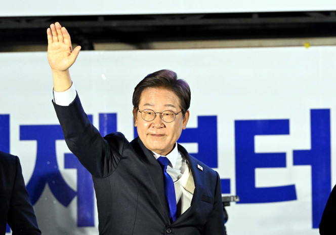 ▲제21대 대통령 당선이 확실시되는 더불어민주당 이재명 대선 후보가 4일 서울 여의도 국회 인근에서 당 주최로 열린 국민개표방송 행사에 참석해 시민들을 향해 인사하고 있다. 2025.6.4 [공동취재] (연합뉴스)