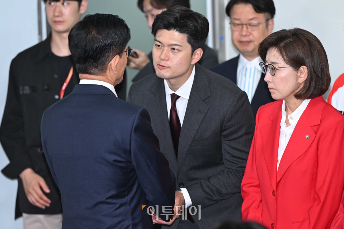 ▲김문수(왼쪽) 국민의힘 대선 후보가 4일 새벽 서울 여의도 중앙당사에서 대선 관련 입장을 밝힌 뒤 당사를 나서며 김용태 비상대책위원장과 악수를 하고 있다. 고이란 기자 photoeran@