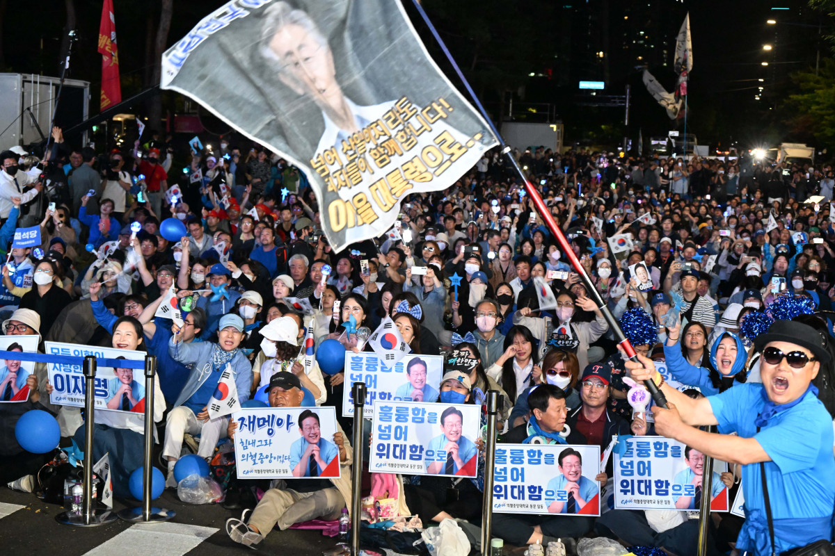 ▲제21대 대통령 선거 이튿날인 4일 이재명 더불어민주당 대선 후보가 당선이 확실시되자 서울 여의도 국회 앞에 마련된 무대 앞에서 지지자들이 환호하고 있다. 신태현 기자 holjjak@