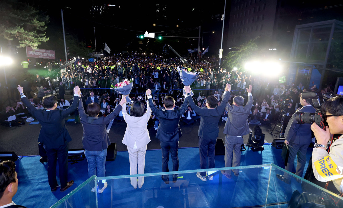 ▲제21대 대통령 선거 이튿날인 4일 이재명 더불어민주당 대선 후보가 당선이 확실시되자 서울 여의도 국회 앞에 마련된 무대를 찾아 당선 수락연설에 앞서 아내 김혜경 여사와 인사하고 있다. 신태현 기자 holjjak@