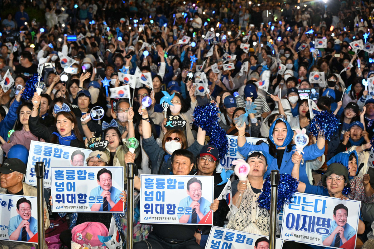 ▲제21대 대통령 선거 이튿날인 4일 이재명 더불어민주당 대선 후보가 당선이 확실시되자 서울 여의도 국회 앞에 마련된 무대 앞에서 지지자들이 환호하고 있다. 신태현 기자 holjjak@