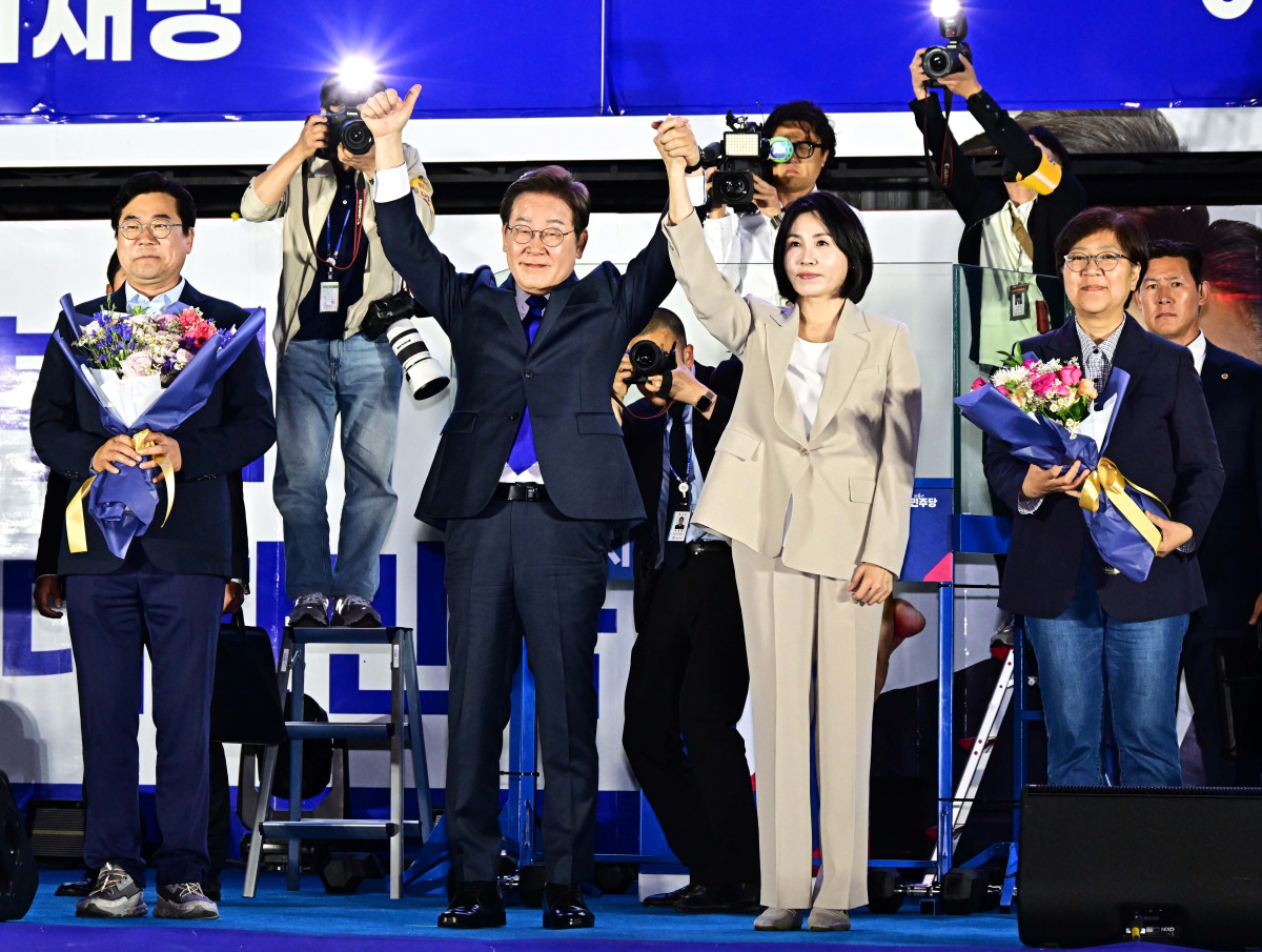 ▲제21대 대통령 선거 이튿날인 4일 이재명 더불어민주당 대선 후보가 당선이 확실시되자 서울 여의도 국회 앞에 마련된 무대를 찾아 아내 김혜경 여사와 인사하고 있다. 신태현 기자 holjjak@